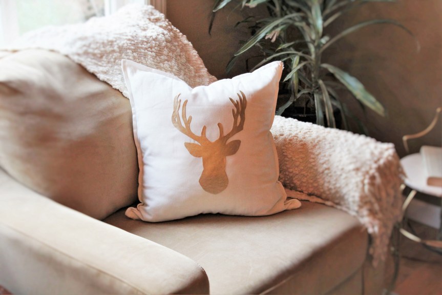 No Sew Holiday&nbsp;Pillows